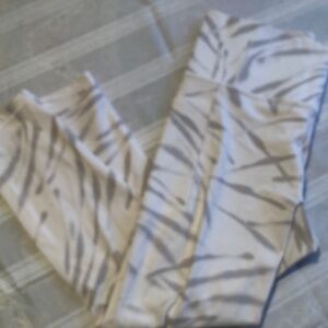 ATHLETA SALUTATION STASH POCKET ll 7/8 TIGHT CAPRI LEGGINGS YOGA PANTS MEDIUM